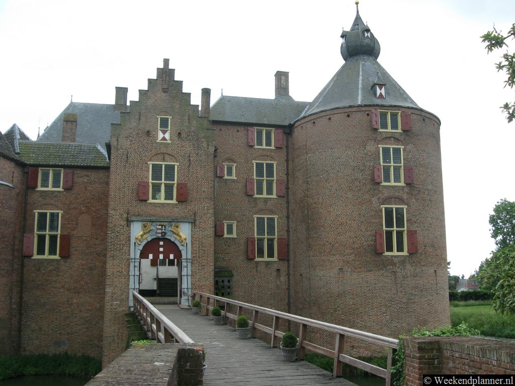 De ingang van Kasteel Ammersoyen. Er worden het hele jaar door een rondleiding gegeven. Kasteel Ammersoyen.